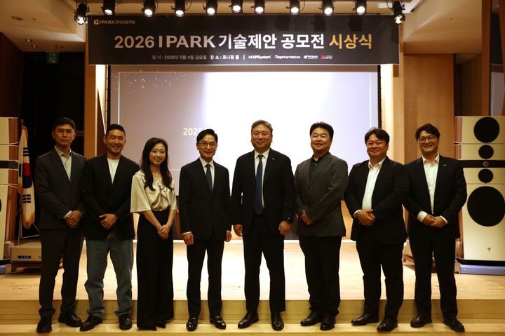[서울=뉴시스] IPARK현대산업개발이 중소기업과의 상생 협력을 강화하고 미래 건설산업을 선도할 우수기술을 발굴하기 위해 마련한 2026 IPARK 기술제안 공모전의 우수기술을 선정하고 4일 포니정 홀에서 시상식을 개최했다.. (제공=IPARK현산) 2026.09.07. photo@newsis.com *재판매 및 DB 금지