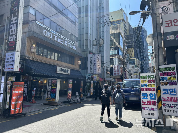 [서울=뉴시스] 이지우 인턴기자=가로수길 메인 상권은 침체된 분위기를 벗어나지 못했지만, 세로수길 등 인근 골목에서는 카페·패션매장·술집 등이 활발히 운영되고 있었다. 2026.09.07. *재판매 및 DB 금지