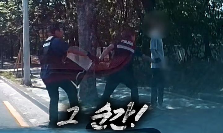 [서울=뉴시스]흉기를 든 사람의 시선이 다른 곳으로 향한 찰나의 순간을 놓치지 않고 신속하게 몸을 날려 육탄 제압을 시도했다. 사진 경찰청 유튜브 영상 캡처 *재판매 및 DB 금지