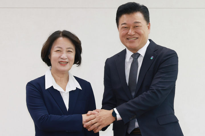 [수원=뉴시스] 추미애 경기도지사가 7일 충북도청을 찾아 신용한 충북지사와 만나 기념 촬영을 하고 있다. (사진=경기도 제공) 2026.09.07. photo@newsis.com *재판매 및 DB 금지