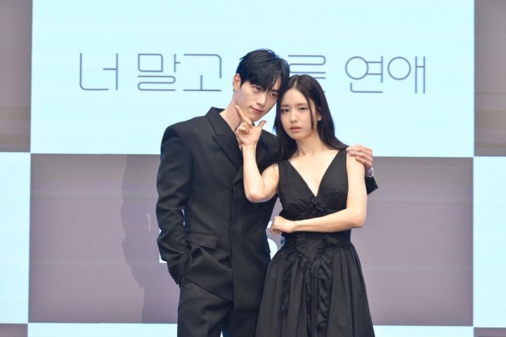 [서울=뉴시스] 배우 서강준과 안은진이 7일 서울 구로구 더세인트에서 열린 KBS2 새 토일 미니시리즈 '너 말고 다른 연애' 제작발표회에서 포즈를 취하고 있다. (사진=KBS 제공) 2026.09.07. photo@newsis.com *재판매 및 DB 금지