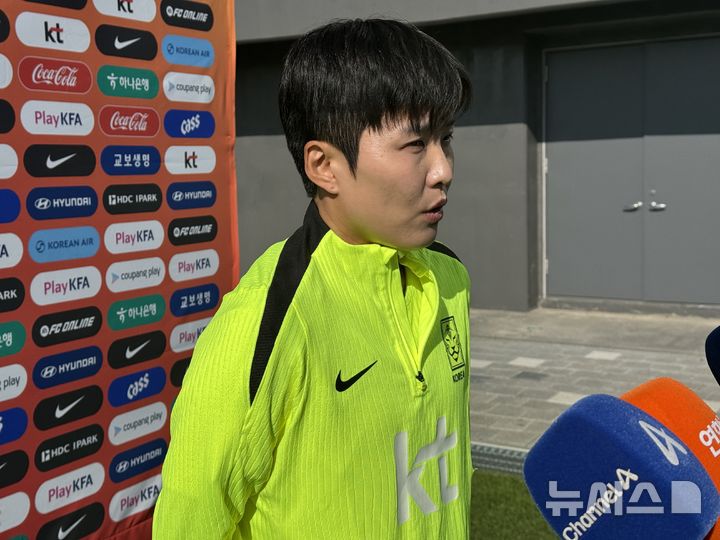 [천안=뉴시스] 김진엽 기자= 한국 여자 축구 대표팀의 지소연이 7일 코리안풋볼파크에서 진행된 2026 아이치·나고야 아시안게임 여자 축구 종목 소집 훈련 전 취재진의 질문에 답하고 있다. 2026.09.07. wlsduq123@newsis.com
