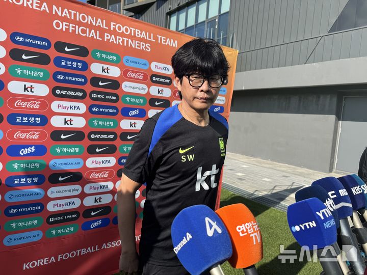 [천안=뉴시스] 김진엽 기자= 한국 여자 축구 대표팀의 신상우 감독이 7일 코리안풋볼파크에서 진행된 2026 아이치·나고야 아시안게임 여자 축구 종목 소집 훈련 전 취재진의 질문에 답하고 있다. 2026.09.07. wlsduq123@newsis.com 