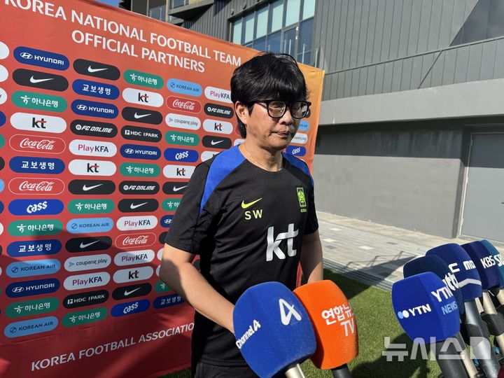 [천안=뉴시스] 김진엽 기자= 한국 여자 축구 대표팀의 신상우 감독이 7일 코리안풋볼파크에서 진행된 2026 아이치·나고야 아시안게임 여자 축구 종목 소집 훈련 전 취재진의 질문에 답하고 있다. 2026.09.07. wlsduq123@newsis.com 