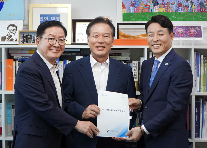 [대전=뉴시스] 조명휘 기자 = 전문학(오른쪽) 대전 서구청장이 7일 국회를 찾아 정태호(가운데) 예산결산특별위원회 간사와 장종태 의원을 만나 국비 확보 요청을 한 뒤 기념사진을 찍고 있다. (사진= 서구청 제공) 2026.09.07. *재판매 및 DB 금지