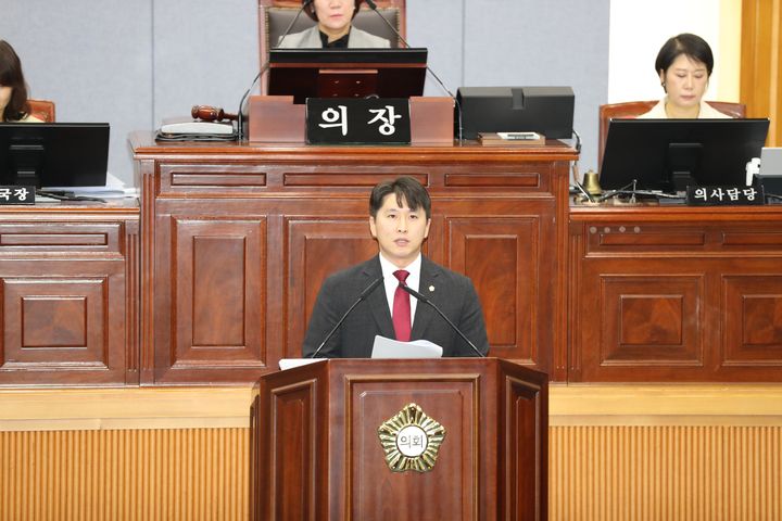 [울산=뉴시스] 7일 울산 남구의회 본회의장에서 제280회 제1차 정례회 제1차 본회의가 개최된 가운데 김우성 의원이 '35세 이상 임산부 의료비 지원 제안'이라는 주제로 5분 자유발언을 하고 있다. (사진=울산 남구의회 제공) 2026.09.07. photo@newsis.com *재판매 및 DB 금지