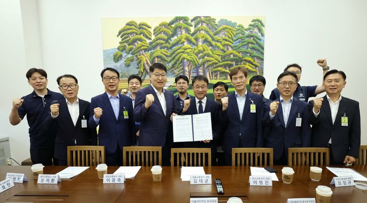 [서울=뉴시스] 전국 6개 도시철도 기관 노사가 7일 한병도 더불어민주당 원내대표와 간담회를 한 뒤 기념촬영을 하고 있다. (사진=서울교통공사 제공) 2026.09.07. photo@newsis.com *재판매 및 DB 금지
