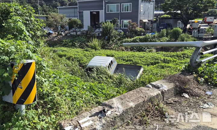 [강진=뉴시스] 7일 오후 전남광주 강진군 성전면 한 도로에서 1t 화물차가 교각 가드레일을 뚫고 2m 아래로 추락해 운전자가 경상을 입었다. (사진 = 전남광주소방본부 제공) 2026.09.07. photo@newsis.com