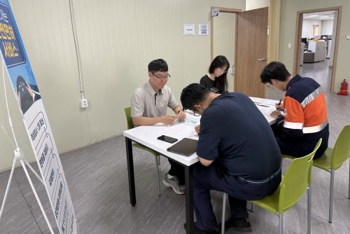 [울산=뉴시스] 고려아연 온산제련소는 지난 3일 울산운전면허시험장 관계자들이 온산제련소를 방문해 임직원들을 대상으로 운전면허 갱신과 분실·파손 면허증 재발급 등의 업무를 진행했다고 밝혔다. (사진=고려아연 온산제련소 제공) photo@newsis.com *재판매 및 DB 금지