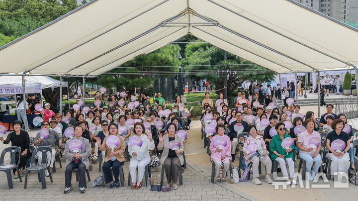 [과천=뉴시스] 양성평등주간 기념행사 참석자들이 퍼포먼스와 함께 기념 촬영을 하고 있다. (사진=과천시 제공).2026.09.07. photo@newsis.com