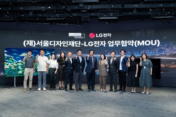 [서울=뉴시스] 차강희 서울디자인재단 대표이사와 지인숙 LG전자 상무 등 양 기관 관계자들이 7일 DDP에서 업무협약을 체결한 뒤 기념 촬영을 하고 있다. (사진=서울디자인재단 제공) 2026.09.08. photo@newsis.com *재판매 및 DB 금지