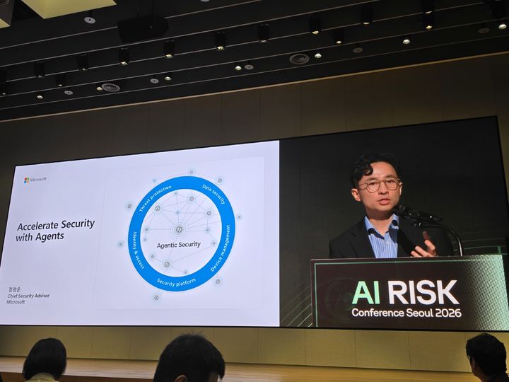 [서울=뉴시스] 박은비 기자= AI 보안 전문기업 에임인텔리전스는 7일 오후 서울 삼성금융캠퍼스 비전홀에서 개최한 '2026 AI 리스크 컨퍼런스'를 개최했다. 사진은 장광운 마이크로소프트 코리아 보안전략고문이 발표하는 모습. 2026.09.07. silverline@newsis.com *재판매 및 DB 금지