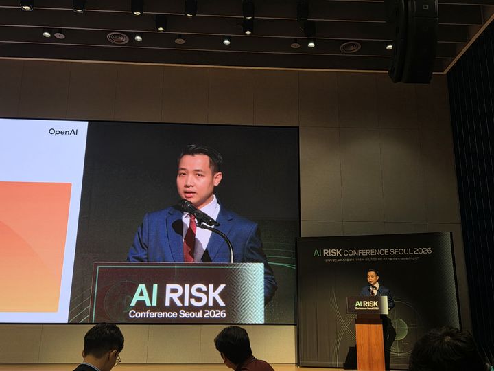 [서울=뉴시스] 박은비 기자= AI 보안 전문기업 에임인텔리전스는 7일 오후 서울 삼성금융캠퍼스 비전홀에서 개최한 '2026 AI 리스크 컨퍼런스'를 개최했다. 사진은 와나 툰 오픈AI 응용 AI 보안 스페셜리스트가 발표하는 모습. 2026.09.07. silverline@newsis.com *재판매 및 DB 금지