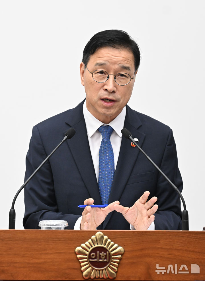 [제주=뉴시스] 위성곤 제주도지사가 7일 오전 제454회 제주도의회 제1차 정례회 제4차 본회의(도정질문)에서 발언하고 있다. (사진=제주도의회 제공) 2026.09.07. photo@newsis.com *재판매 및 DB 금지