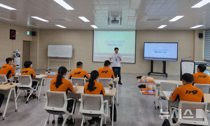 [전남광주=뉴시스] 전남소방학교가 소방대원들을 대상으로 한국형 기본소생술 교육과정을 운영하고 있다. (사진=전남광주소방본부 제공) 2026.09.07. photo@newsis.com