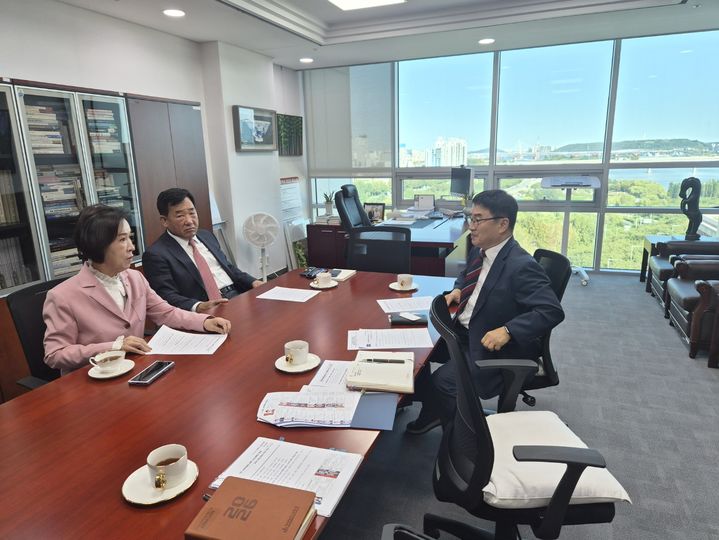 [창원=뉴시스]권순기(오른쪽) 교육감이 7일 서울 여의도 국회의원회관을 방문하여 박성민(왼쪽에서 두번째) 국회의원과 이인선 국회의원을 만나 지방교육재정교부금 개편에 대한 우려와 경남교육 현안을 전달하는 모습.(사진=경남교육청 제공) 2026.09.07.photo@newsis.com *재판매 및 DB 금지