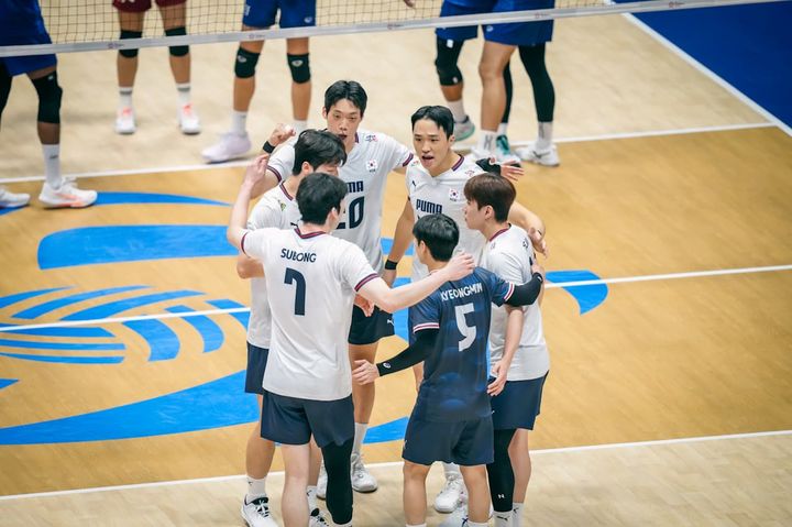 [서울=뉴시스] 한국 남자배구 대표팀이 7일 일본 후쿠오카현 기타큐슈시 기타큐슈시립종합체육관에서 열린 2026 아시아남자배구선수권대회 조별리그 C조 2차전에서 태국을 상대로 득점을 올린 뒤 기뻐하고 있다. (사진=FIVB 홈페이지 캡처) 2026.09.07.