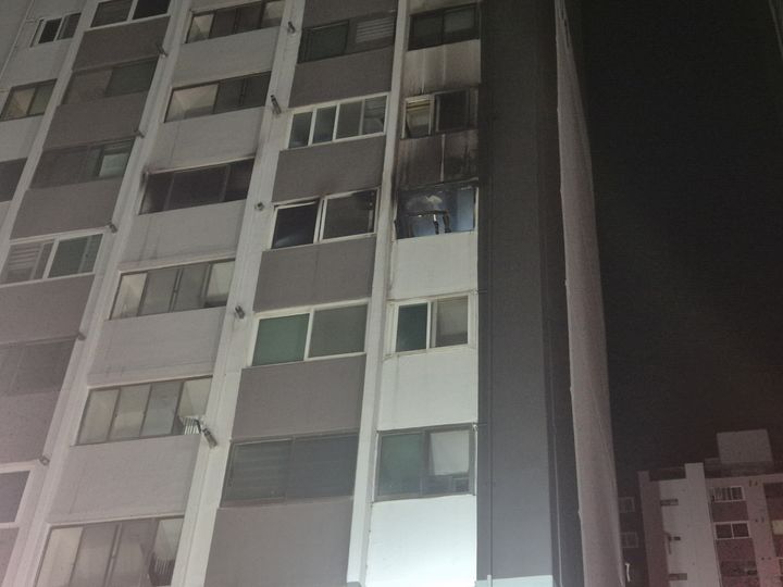 [청주=뉴시스] 7일 충북 청주시 상당구 금천동의 한 아파트에서 불이나 외벽이 검게 그을렸다. (사진= 청주동부소방서 제공) 2026.09.07. photo@newsis.com *재판매 및 DB 금지