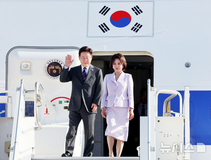 [니스=뉴시스] 조성봉 기자 = 프랑스를 국빈 방문한 이재명 대통령과 김혜경 여사가 6일(현지 시간) 프랑스 니스 코트다쥐르 공항에 도착해 환영 인사들과 취재진을 향해 인사를 하고 있다. 2026.09.07. suncho21@newsis.com