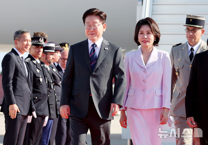 [니스=뉴시스] 조성봉 기자 = 프랑스를 국빈 방문한 이재명 대통령이 6일(현지 시간) 프랑스 니스 코트다쥐르 공항에 도착해 차량으로 이동하고 있다. 2026.09.07. suncho21@newsis.com