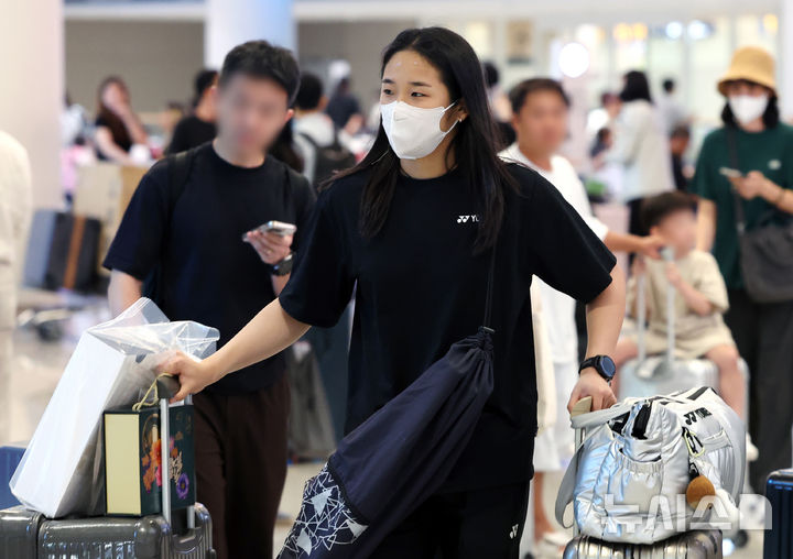 [인천공항=뉴시스] 조성우 기자 = 2026 세계배드민턴연맹(BWF) 월드 투어 중국 마스터스를 제패하며 2개 대회 연속 정상에 오른 안세영이 7일 인천국제공항 제2여객터미널을 통해 귀국하고 있다.안세영은 지난 6일 중국 선전에서 열린 대회 여자 단식 결승에서 미야자미 도모카(일본·9위)를 2-0(21-17 21-6)으로 꺾고 대회 3연패를 달성했다. 2026.09.07. xconfind@newsis.com
