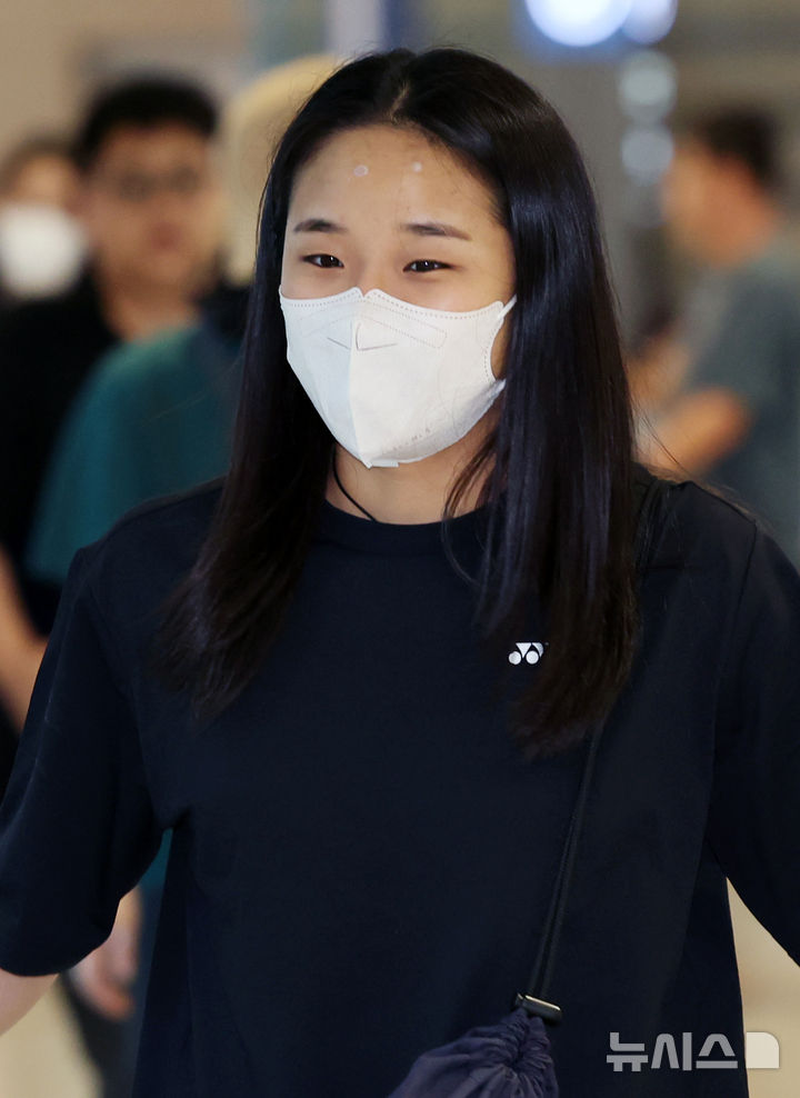 [인천공항=뉴시스] 조성우 기자 = 2026 세계배드민턴연맹(BWF) 월드 투어 중국 마스터스를 제패하며 2개 대회 연속 정상에 오른 안세영이 7일 인천국제공항 제2여객터미널을 통해 귀국하고 있다.안세영은 지난 6일 중국 선전에서 열린 대회 여자 단식 결승에서 미야자미 도모카(일본·9위)를 2-0(21-17 21-6)으로 꺾고 대회 3연패를 달성했다. 2026.09.07. xconfind@newsis.com