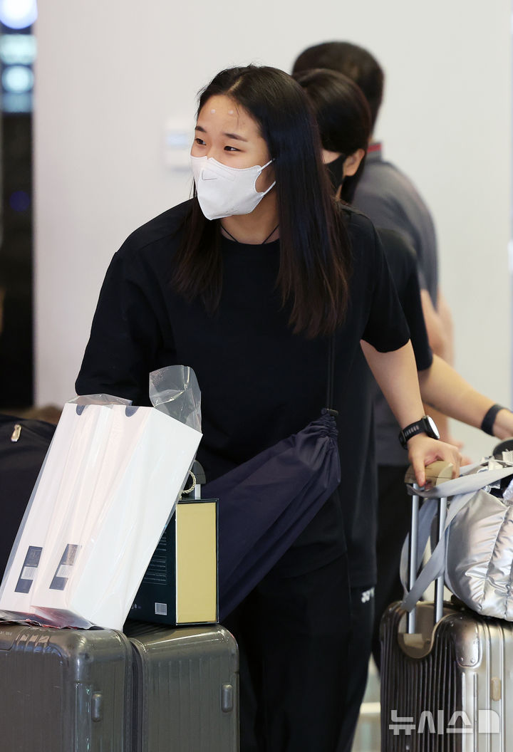 [인천공항=뉴시스] 조성우 기자 = 2026 세계배드민턴연맹(BWF) 월드 투어 중국 마스터스를 제패하며 2개 대회 연속 정상에 오른 안세영이 7일 인천국제공항 제2여객터미널을 통해 귀국하고 있다.안세영은 지난 6일 중국 선전에서 열린 대회 여자 단식 결승에서 미야자미 도모카(일본·9위)를 2-0(21-17 21-6)으로 꺾고 대회 3연패를 달성했다. 2026.09.07. xconfind@newsis.com