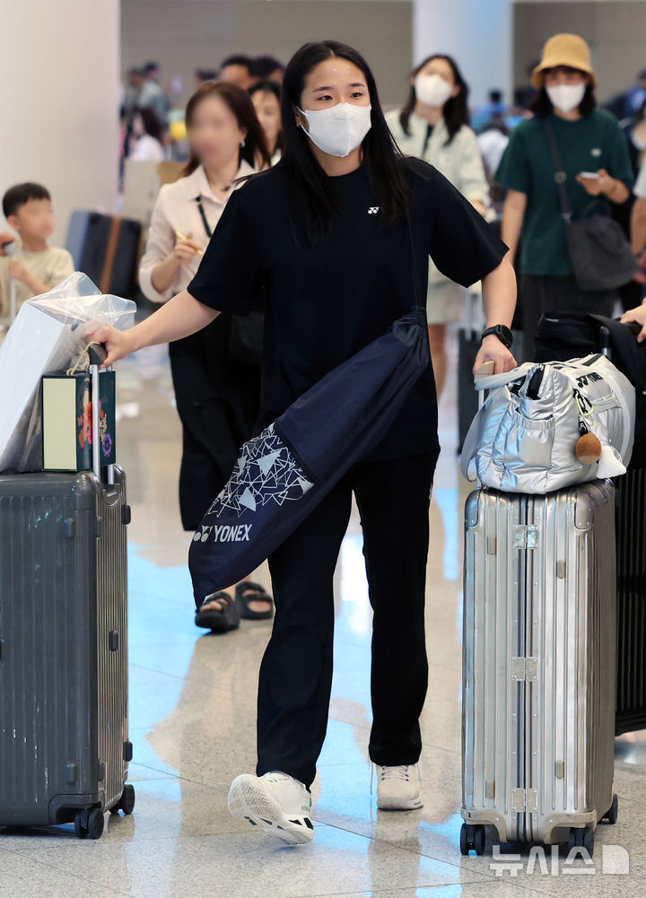 [인천공항=뉴시스] 조성우 기자 = 2026 세계배드민턴연맹(BWF) 월드 투어 중국 마스터스를 제패하며 2개 대회 연속 정상에 오른 안세영이 7일 인천국제공항 제2여객터미널을 통해 귀국하고 있다.안세영은 지난 6일 중국 선전에서 열린 대회 여자 단식 결승에서 미야자미 도모카(일본·9위)를 2-0(21-17 21-6)으로 꺾고 대회 3연패를 달성했다. 2026.09.07. xconfind@newsis.com
