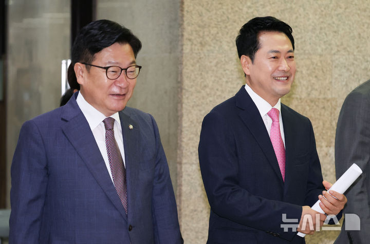 [서울=뉴시스] 김근수 기자 = 장동혁(오른쪽) 국민의힘 대표와 정점식 원내대표를 비롯한 당 지도부들이 7일 오전 서울 여의도 국회에서 열린 최고위원회의에 참석하기 위해 회의실로 이동하고 있다. 2026.09.07. ks@newsis.com