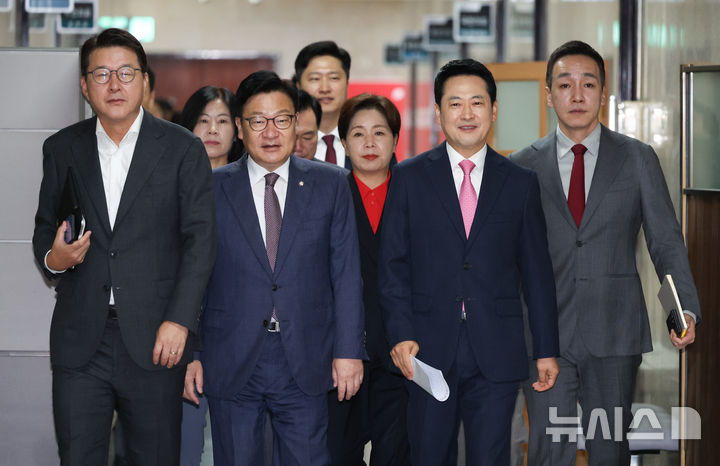 [서울=뉴시스] 김근수 기자 = 장동혁(오른쪽) 국민의힘 대표와 정점식 원내대표를 비롯한 당 지도부들이 7일 오전 서울 여의도 국회에서 열린 최고위원회의에 참석하기 위해 회의실로 이동하고 있다. 2026.09.07. ks@newsis.com