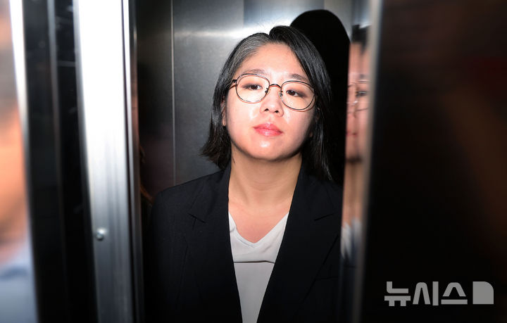 서울=뉴시스] 홍효식 기자 = 용혜인 성평등가족부 장관 후보자가 7일 오전 서울 서대문구 한국청소년활동진흥원에 마련된 인사청문 준비 사무실로 출근하고 있다. 2026.09.07. yesphoto@newsis.com