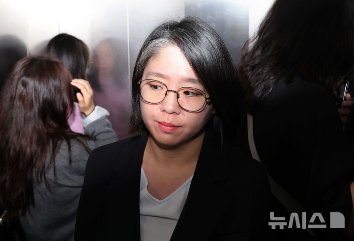 서울=뉴시스] 홍효식 기자 = 용혜인 성평등가족부 장관 후보자가 7일 오전 서울 서대문구 한국청소년활동진흥원에 마련된 인사청문 준비 사무실로 출근하고 있다. 2026.09.07. yesphoto@newsis.com