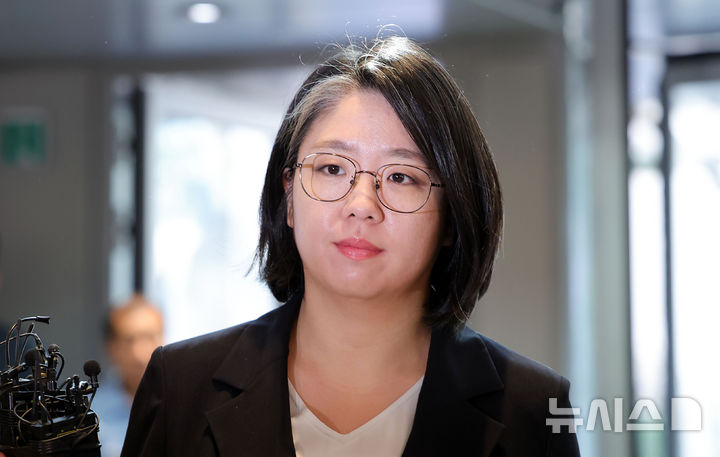 서울=뉴시스] 홍효식 기자 = 용혜인 성평등가족부 장관 후보자가 7일 오전 서울 서대문구 한국청소년활동진흥원에 마련된 인사청문 준비 사무실로 출근하고 있다. 2026.09.07. yesphoto@newsis.com