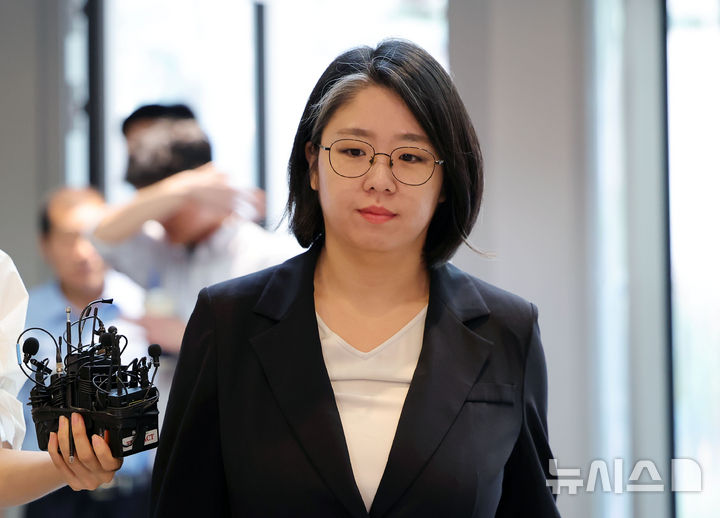 서울=뉴시스] 홍효식 기자 = 용혜인 성평등가족부 장관 후보자가 7일 오전 서울 서대문구 한국청소년활동진흥원에 마련된 인사청문 준비 사무실로 출근하고 있다. 2026.09.07. yesphoto@newsis.com