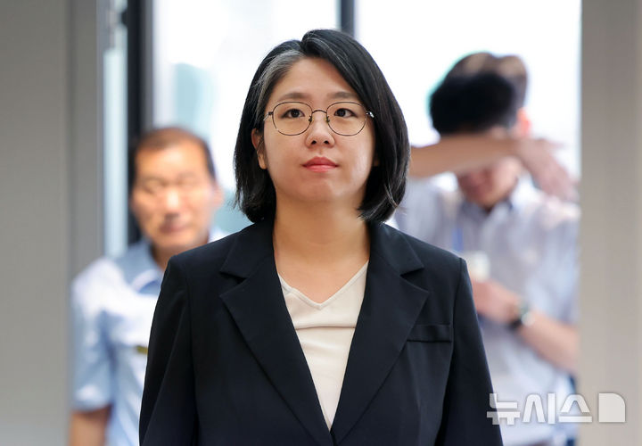 서울=뉴시스] 홍효식 기자 = 용혜인 성평등가족부 장관 후보자가 7일 오전 서울 서대문구 한국청소년활동진흥원에 마련된 인사청문 준비 사무실로 출근하고 있다. 2026.09.07. yesphoto@newsis.com