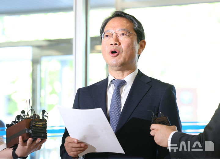 [서울=뉴시스] 조수정 기자 = 김승원 법무부 장관 후보자가 7일 오전 서울 종로구에 마련된 인사청문회 준비사무실로 출근하며 기자들의 질문에 답하고 있다. 2026.09.07. chocrystal@newsis.com