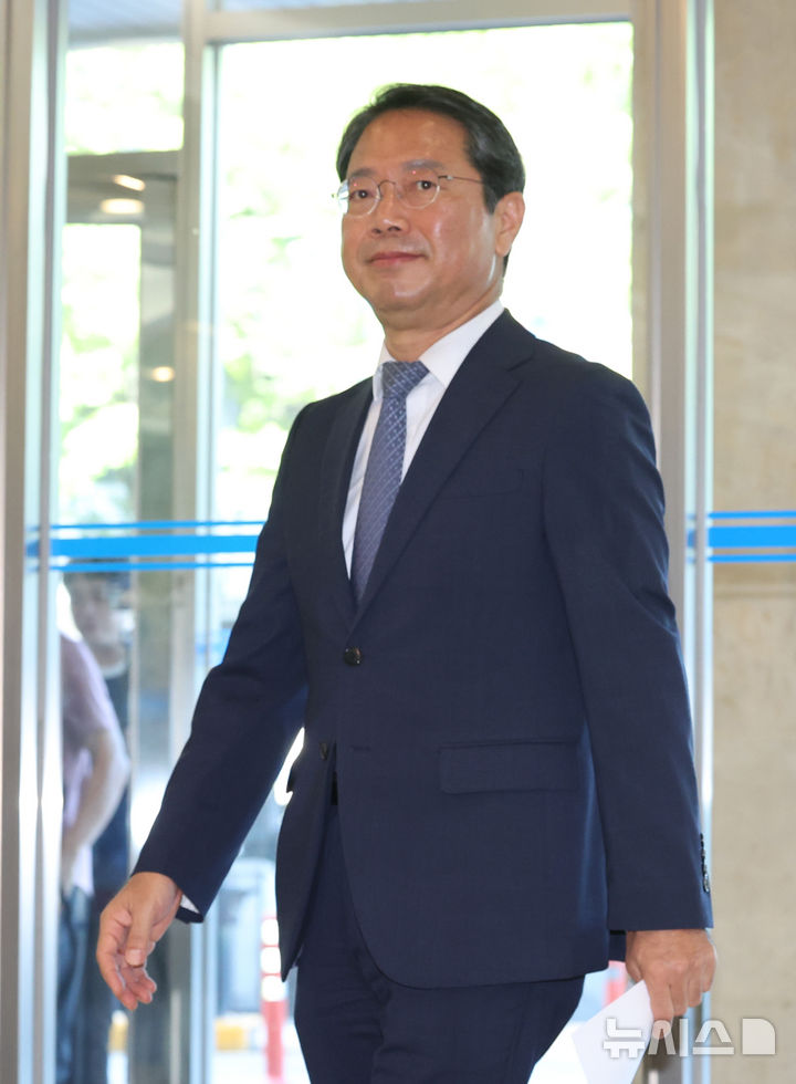 [서울=뉴시스] 조수정 기자 = 김승원 법무부 장관 후보자가 7일 오전 서울 종로구에 마련된 인사청문회 준비사무실로 출근하고 있다. 2026.09.07. chocrystal@newsis.com