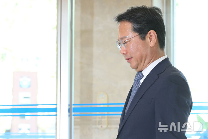 [서울=뉴시스] 조수정 기자 = 김승원 법무부 장관 후보자가 7일 오전 서울 종로구에 마련된 인사청문회 준비사무실로 출근하고 있다. 2026.09.07. chocrystal@newsis.com