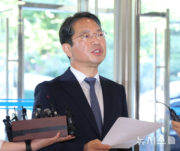 [서울=뉴시스] 조수정 기자 = 김승원 법무부 장관 후보자가 7일 오전 서울 종로구에 마련된 인사청문회 준비사무실로 출근하며 기자들의 질문에 답하고 있다. 2026.09.07. chocrystal@newsis.com