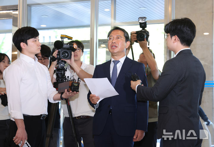 [서울=뉴시스] 조수정 기자 = 김승원 법무부 장관 후보자가 7일 오전 서울 종로구에 마련된 인사청문회 준비사무실로 출근하며 기자들의 질문에 답하고 있다. 2026.09.07. chocrystal@newsis.com