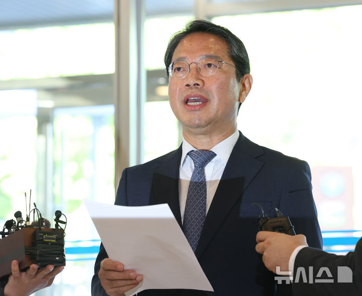 [서울=뉴시스] 조수정 기자 = 김승원 법무부 장관 후보자가 7일 오전 서울 종로구에 마련된 인사청문회 준비사무실로 출근하며 기자들의 질문에 답하고 있다. 2026.09.07. chocrystal@newsis.com
