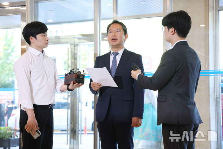 [서울=뉴시스] 조수정 기자 = 김승원 법무부 장관 후보자가 7일 오전 서울 종로구에 마련된 인사청문회 준비사무실로 출근하며 기자들의 질문에 답하고 있다. 2026.09.07. chocrystal@newsis.com
