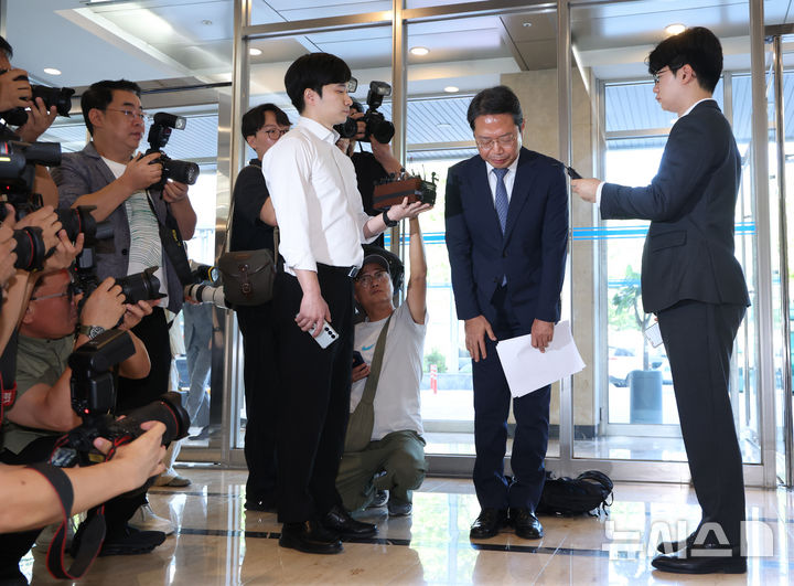 [서울=뉴시스] 조수정 기자 = 김승원 법무부 장관 후보자가 7일 오전 서울 종로구에 마련된 인사청문회 준비사무실로 출근하며 의혹에 대해 해명한 뒤 인사하고 있다. 2026.09.07. chocrystal@newsis.com