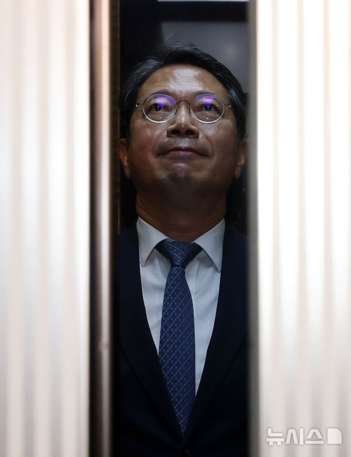 [서울=뉴시스] 조수정 기자 = 김승원 법무부 장관 후보자가 7일 오전 서울 종로구에 마련된 인사청문회 준비사무실로 출근하며 기자들과 질의응답을 한 뒤 승강기에 탑승하고 있다. (공동취재) 2026.09.07. chocrystal@newsis.com