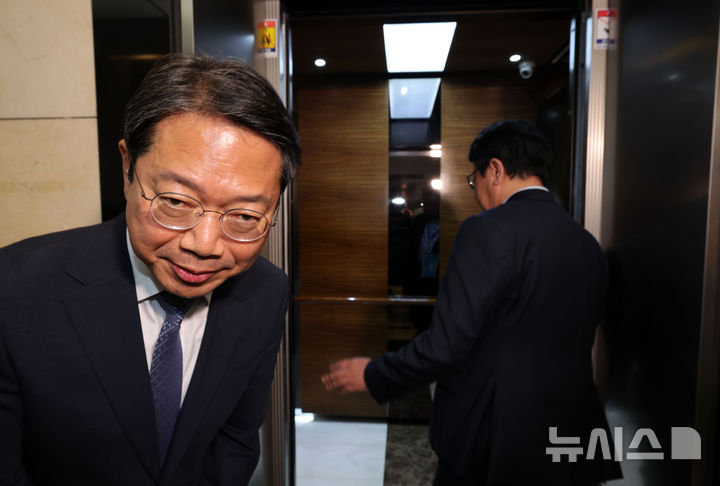 [서울=뉴시스] 조수정 기자 = 김승원 법무부 장관 후보자가 7일 오전 서울 종로구에 마련된 인사청문회 준비사무실로 출근하며 기자들과 질의응답을 한 뒤 승강기에 탑승하며 인사하고 있다. (공동취재) 2026.09.07. chocrystal@newsis.com