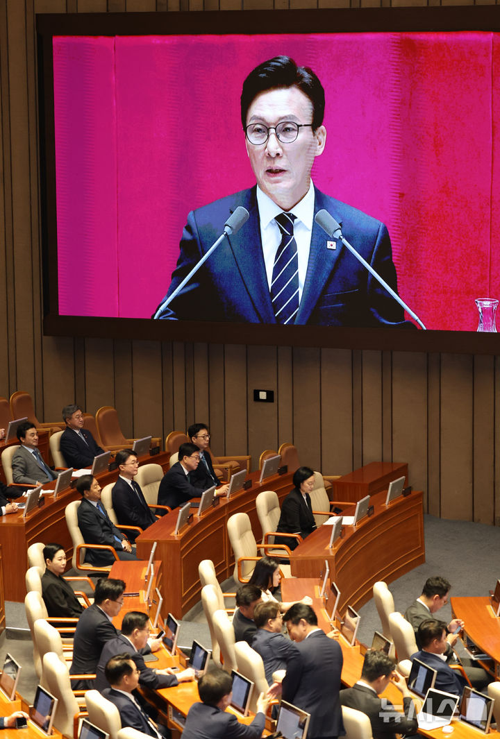 [서울=뉴시스] 최진석 기자 = 한성숙 국무총리를 비롯한 국무위원들이 7일 여의도 국회 본회의장에서 열린 제439회 국회(정기회) 제03차 본회의에서 김민석 더불어민주당 대표의 국정에 관한 교섭단체 대표연설을 경청하고 있다. 2026.09.07. myjs@newsis.com
