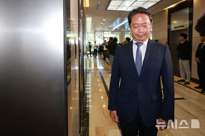 [서울=뉴시스] 조수정 기자 = 김승원 법무부 장관 후보자가 7일 오전 서울 종로구에 마련된 인사청문회 준비사무실로 출근하며 기자들과 질의응답을 한 뒤 승강기에 탑승하고 있다. (공동취재) 2026.09.07. chocrystal@newsis.com