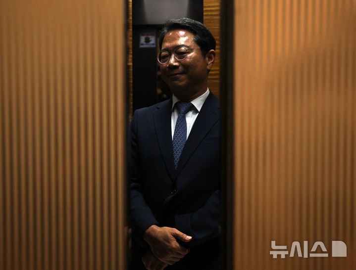 [서울=뉴시스] 조수정 기자 = 김승원 법무부 장관 후보자가 7일 오전 서울 종로구에 마련된 인사청문회 준비사무실로 출근하며 기자들과 질의응답을 한 뒤 승강기에 탑승하고 있다. (공동취재) 2026.09.07. chocrystal@newsis.com