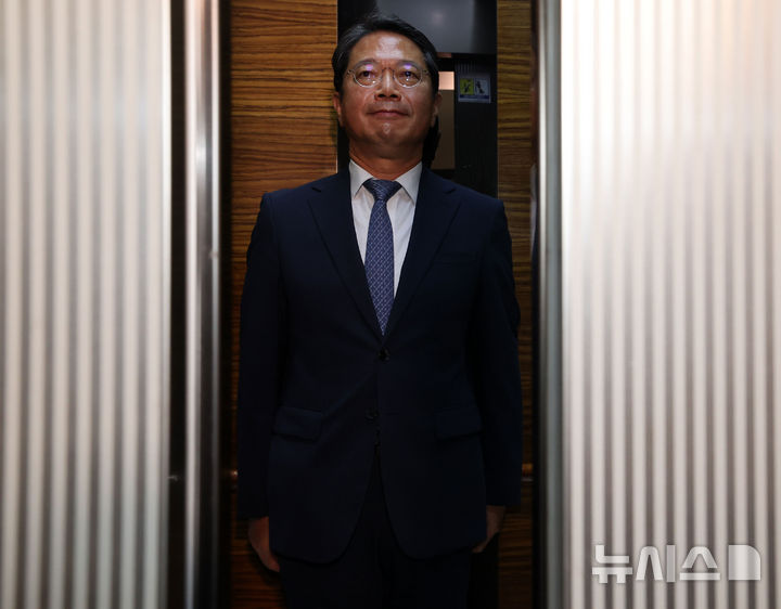 [서울=뉴시스] 조수정 기자 = 김승원 법무부 장관 후보자가 7일 오전 서울 종로구에 마련된 인사청문회 준비사무실로 출근하며 기자들과 질의응답을 한 뒤 승강기에 탑승하고 있다. (공동취재) 2026.09.07. chocrystal@newsis.com