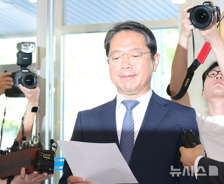 [서울=뉴시스] 조수정 기자 = 김승원 법무부 장관 후보자가 7일 오전 서울 종로구에 마련된 인사청문회 준비사무실로 출근하며 기자들의 질문에 답하고 있다. 2026.09.07. chocrystal@newsis.com